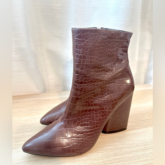 Cape Robbin pointed toe chocolate brown alligator print bootie - Picture 1 of 7